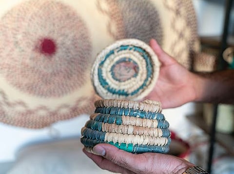 مشغولات الخوص تجذب زوار مهرجان جرَش