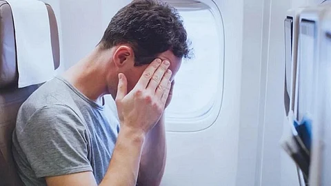 "عارٌ عليك يا رجل! ".. هذا ما حدث بين امرأة وراكب على متن طائرة وردُّ فعلِ الرجل أذهل الجميع