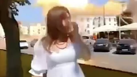 بالفيديو: سيلفي مع الصاروخ.. مشهد مروع قبل لحظات من وقوع الكارثة في "تشيرنيهيف" الأوكرانية