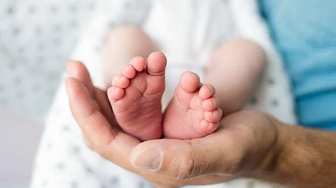 استعان بفيديوهات يوتيوب لتوليد زوجته في المنزل فأنهى حياتها