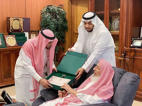مفتي المملكة ونائبه يتسلّمان تقريرَ فرع رئاسة الإفتاء بالشرقية لخدمة الحجاج