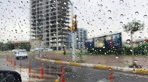 مراقبة موجة أمطار أكثر اتساعًا تبدأ بالتأثير على المملكة مع نهاية الأسبوع وتستمر لعدة أيام