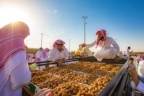 مهنة "الدلالة" بـ"كرنفال تمور بريدة".. تقليعات وفواصل كوميدية تجذب المشترين