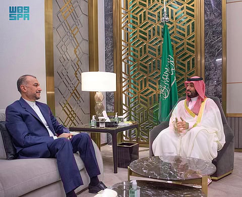 سمو ولي العهد يستقبل وزير الخارجية الإيراني ويستعرضان العلاقات بين البلدين