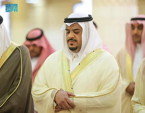 نائب أمير الرياض يؤدي صلاة الميت على نوره بنت محمد بن عبدالعزيز