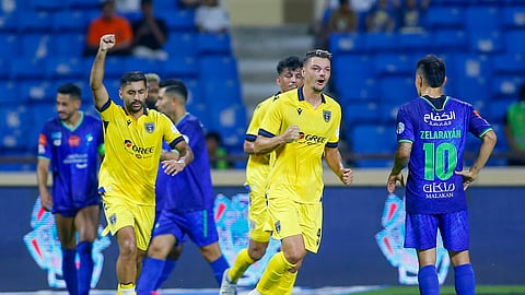 فرحة لاعبي التعاون بتسجيل هدف في مرمى الفتح