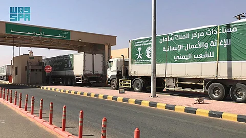 121 شاحنة لـ"إغاثي الملك" تعبر منفذ الوديعة متوجهة إلى عدة محافظات يمنية