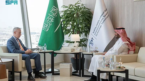 محمد التميمي خلال استقباله السفير الأمريكي مايكل راتني
