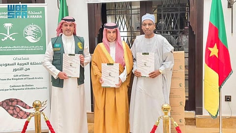 "إغاثي الملك سلمان" يسلّم 25 طنًا من التمور هدية المملكة للكاميرون