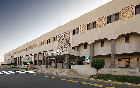 عنيزة.. "8 ساعات جراحة" تنقذ حياة مريض من نزيف بالمخ وكسور مضاعفة