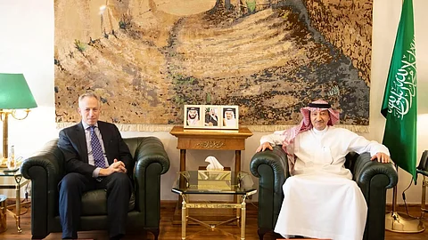 وليد الخريجي خلال استقباله السفير الأمريكي مايكل راتني