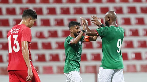 فرحة لاعبي الاتفاق بتسجيل هدف في مرمى شباب الأهلي الإماراتي