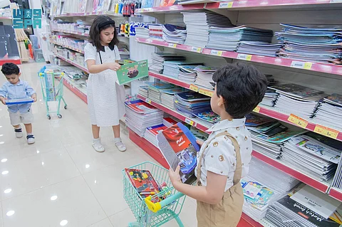 ماذا يفعل الآباء لتفادي الزحام؟.. انتعاش للمكتبات بالشمالية تزامنًا مع بدء الدراسة