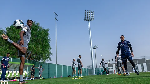 لاعبو الهلال يؤدون التدريبات