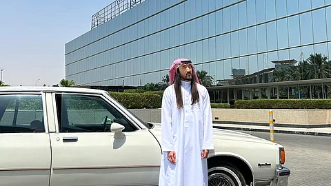 ستيف أوكي بالزي السعودي
