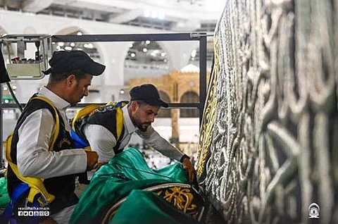 انطلاق مراسم رفع ستارة باب الكعبة استعداداً لغسلها غداً