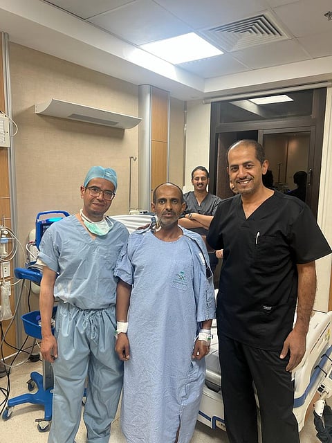 فريق طبي بمركز الأمير فيصل لجراحة القلب بأبها ينجح في إجراء عملية معقدة