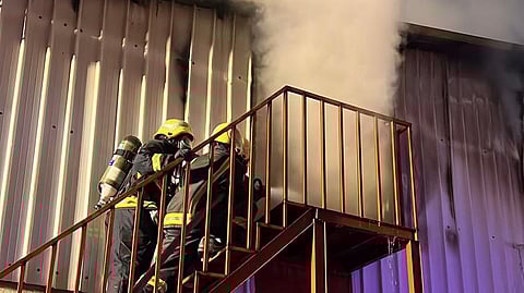 إخماد حريق في مستودع بخميس مشيط.. ولا إصابات