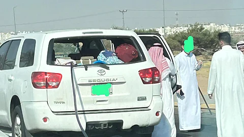 إصابة عدد من أفراد عائلة بعد اصطدام مركبتهم بسياج يفتقر لأدوات السلامة بحائل