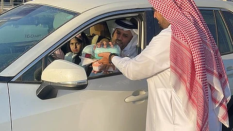 "بلدية تيماء" تستقبل الطلاب العائدين لمقاعد الدراسة بالهدايا والعبارات التحفيزية