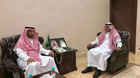 محافظ الزلفي مسفر العتيبي خلال لقائه سليمان الخمشي