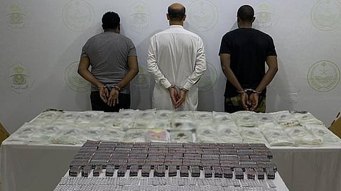 "شرطة الرياض" تكشف عن هوية ثلاثة من مروجي المخدرات في شقة سكنية بالعاصمة