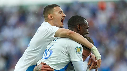 فرحة لاعبي الهلال خلال منافسات بطولة الملك سلمان للأندية العربية