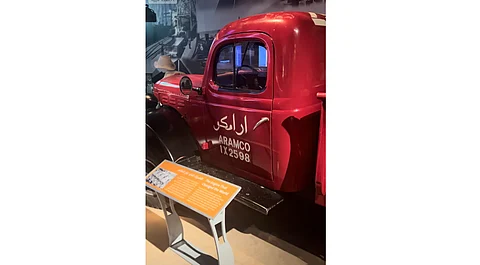 شاهد.. معرض الطاقة بـ"إثراء" يعرض المعدات المستخدمة في بداية التنقيب عن الزيت