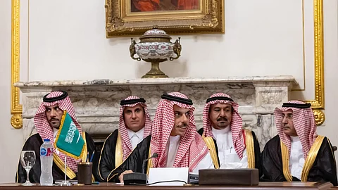 الأمير فيصل بن فرحان خلال مشاركته في اجتماع مجموعة الاتصال الوزارية