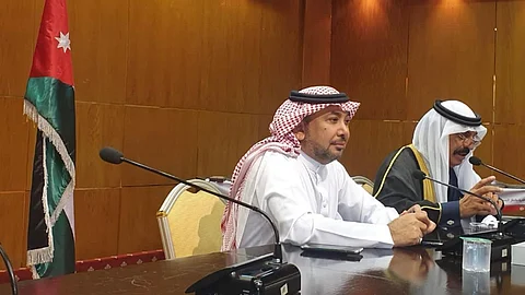 الشاعر صالح الشادي خلال أمسية شعرية بمهرجان جرش