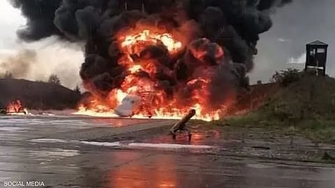 صورة تظهر ما يبدو أنها قاذفة توبوليف تحترق