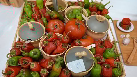 شاهد.. "بنات شقراء" يبدعن في صناعة "الدقوس" خلال مهرجان "فلفل 3"