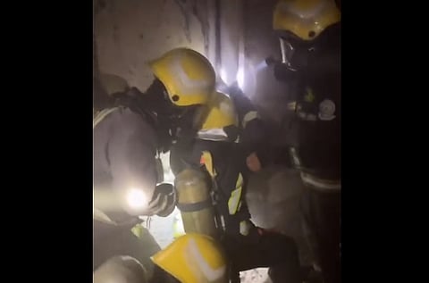بالفيديو.. "مدني الرياض" يُنقذ شخصًا احتُجز إثر حريق داخل أحد المنازل