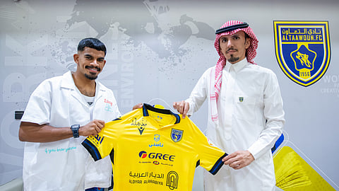 رئيس نادي التعاون سعود الرشودي ينهي إجراءات التوقيع مع اللاعب سعد الناصر