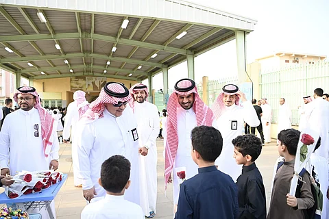 "الحارثي" و"عقدي" يشاركان الطلاب انطلاقة عامهم الدراسي الجديد