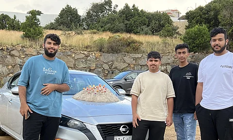"سبق" ترصد سياحًا بـ"سودة عسير" يغرسون الحلويات في البَرَد ويوزعونها على المارة