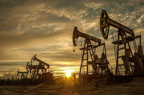 أعلى زيادة أسبوعية منذ أبريل والمؤشرات تتباين.. عقود النفط الآجلة عند 82.3 دولارًا