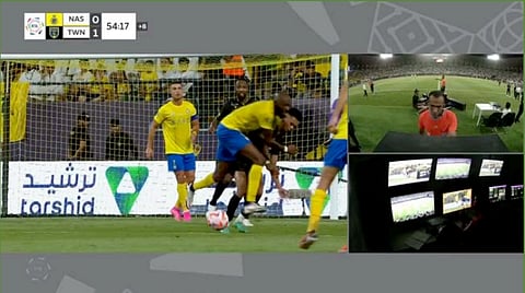 هدف الاتفاق الأول بمرمى النصر صحيح.. ولا وجود لركلة جزاء للأخير أمام التعاون