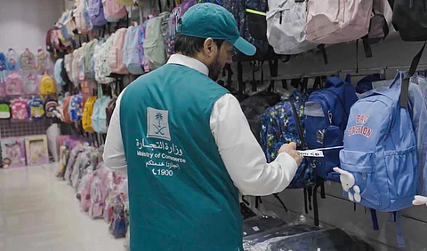 بالتزامن مع عودة الدراسة.. "التجارة" تنفّذ 2490 جولة رقابية على المكتبات