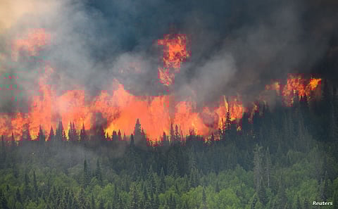 حرائق الغابات تجبر عشرات الآلاف على إخلاء منازلهم بمقاطعة في كندا