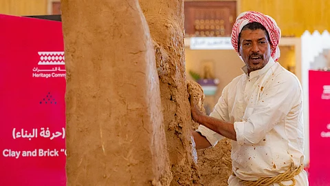 "الحائط" يعيد الأسر السعودية لحياتها القديمة في تمور بريدة