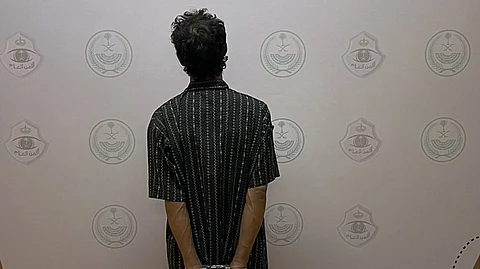 "شرطة القصيم" تقبض على مروج وتضبط أسلحة وذخيرة ومبلغاً مالياً