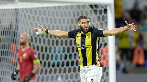 فرحة كريم بنزيما لاعب الاتحاد بتسجيل هدف في مرمى الشرطة العراقي
