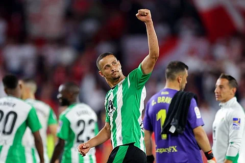 تقارير: "الاتحاد" يقترب من حسم صفقة لاعب ريال بيتيس "لويز فيليبي"
