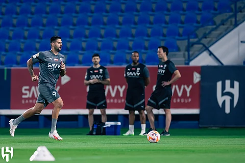 ألكسندر ميتروفيتش لاعب الهلال خلال الحصة التدريبية