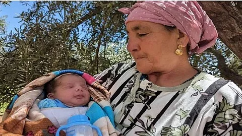 عمره 13 يومًا.. أسرة مغربية تعثر على حفيدها بعد 3 أيام من الزلزال