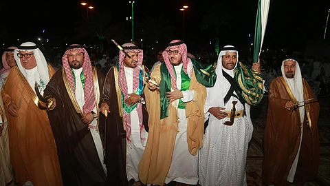هزاع بن قرملة يشارك في أداء العرضة السعودية احتفاء باليوم الوطني الـ93