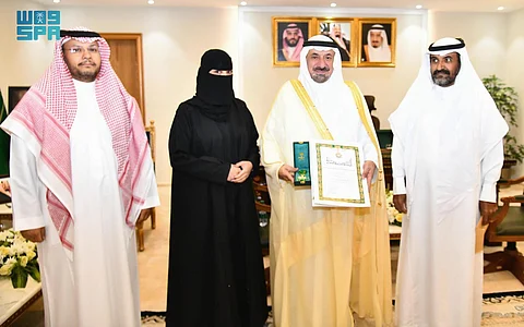 تبرعت بجزءٍ من كبدها لأبيها.. شاهد أمير نجران يسلّم وسام "المؤسّس" لـ"هيفاء"
