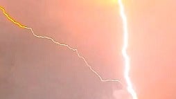 الطبيعة تقدّم عرضها والبشر يصرخون تحتها.. شاهد لحظة التقاء الصواعق والبراكين في سماء الليل