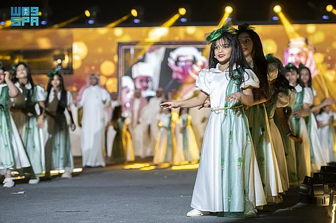 المحافظ يشارك العرضة مع الأهالي والمسؤولين.. عنيزة تحتفل باليوم الوطني 93